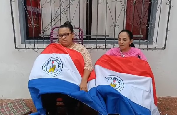 Mujeres se encadenan para evitar desalojo