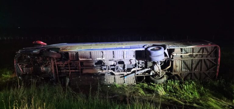 Trágico accidente de bus escolar deja dos muertos y 35 heridos en Paraguay