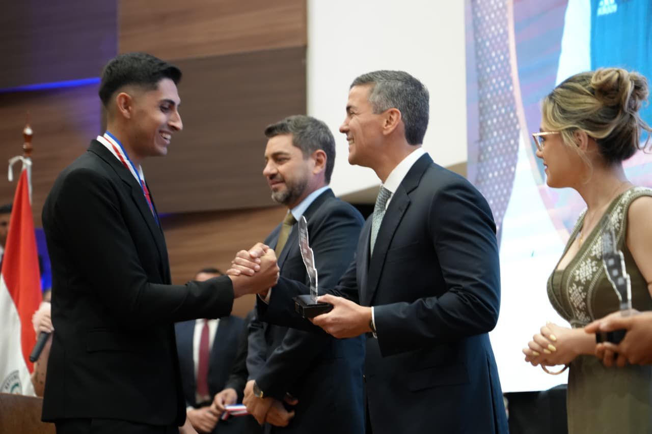 Presi Santi Peña distinguió con premios a 20 jóvenes