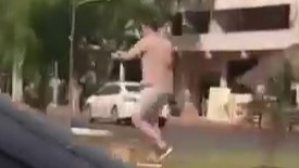 (VIDEO) ¡Dionoguarde el espíritu navideño! Persiguió con 4rm4 al que le rozó con su auto