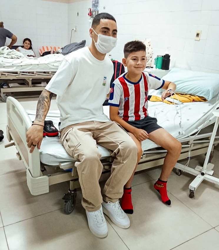 ¡Miguel Almirón llegó de sorpresa al Hospital Acosta Ñu y alegró a los peques!