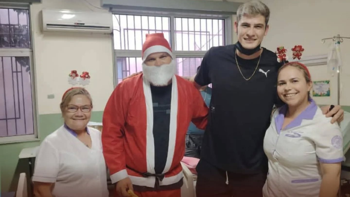 (GALERÍA) ¡Arquero albirrojo llevó alegrón a los peques del hospital de Clínicas!