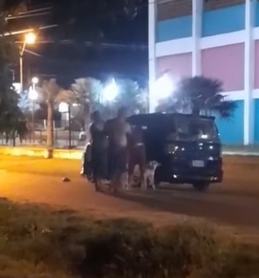 Graban brutal ataque contra una mujer frente a su hijito