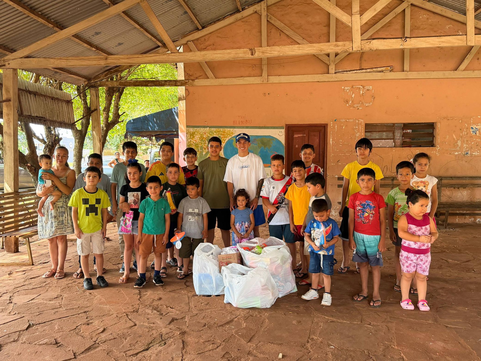 (GALERÍA) ¡”Segovinha” llevó regalos para los peques de su valle y organizó chute solidario!