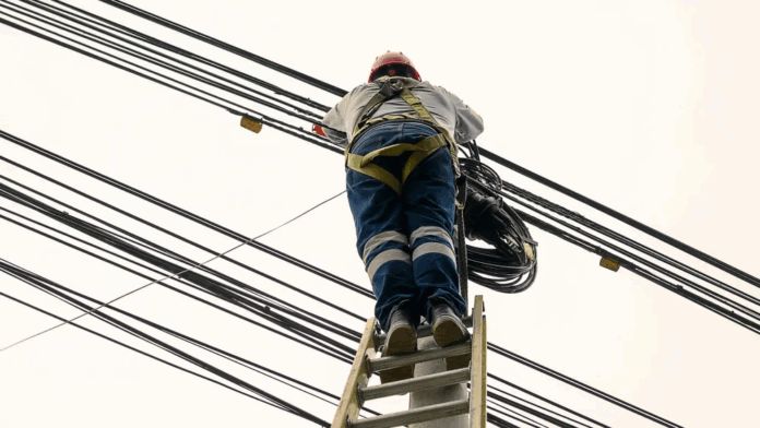 ¡Ñandereja al querer cambiar un foco!