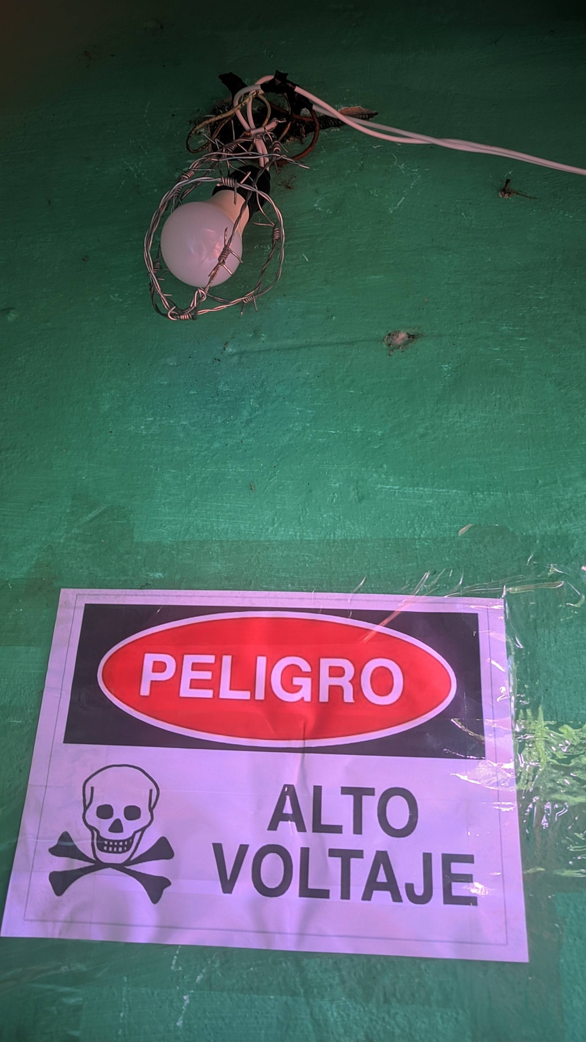 Ikuerái de los chespis: ¡Alambró y electrificó sus focos!