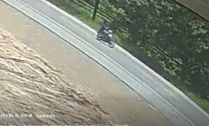 (VIDEO) En Concepción buscan a motociclista que encontró una agenda con dinero