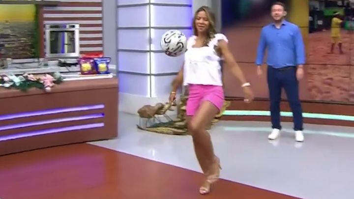 (VIDEO) ¡Conductora de tevé se volvió Ronaldinha!
