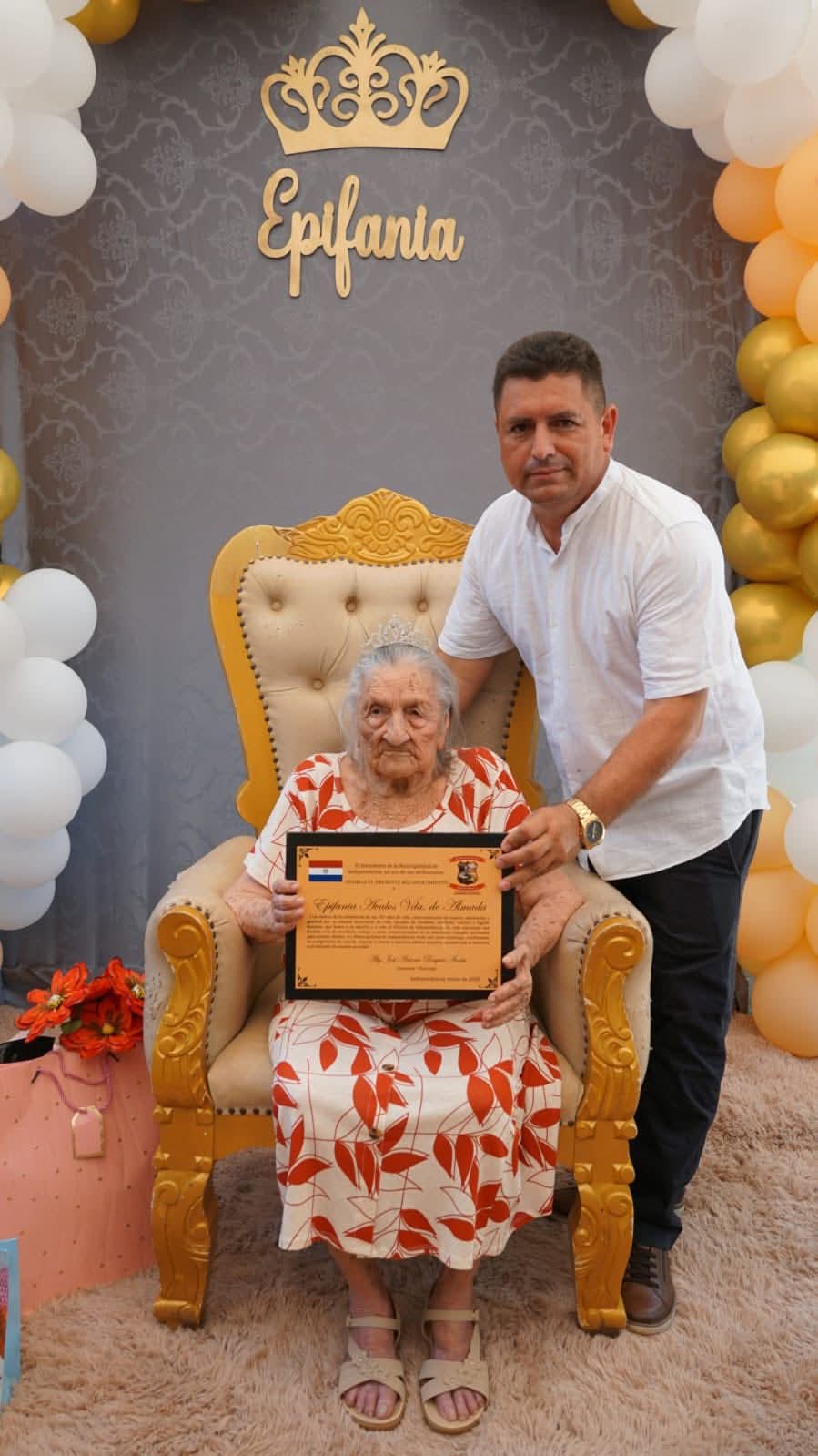 Abuelita cumplió 103 años y recibió reconocimiento