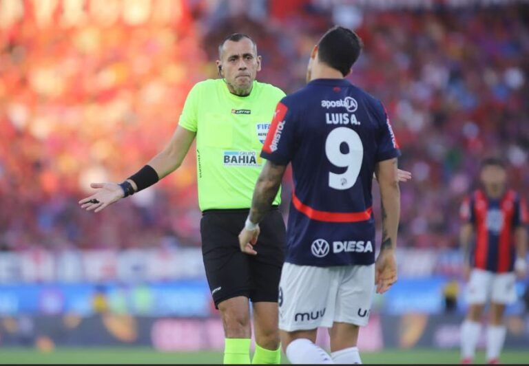 “Los jugadores cuando ingresan al área, son de papel”