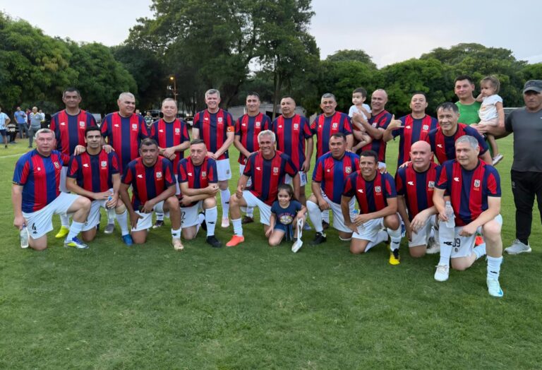 Comandancia alzó la copa de Campeón