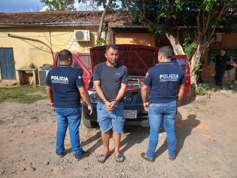 Capturan a milico con lujosa camioneta robada