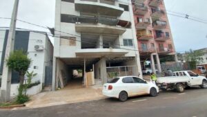 Trabajador opyta machucado tras  caer de un edificio
