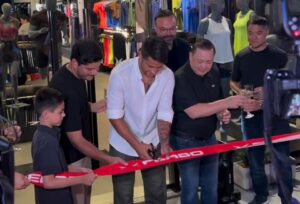 “Tito” Torres inauguró su tienda de ropas deportivas
