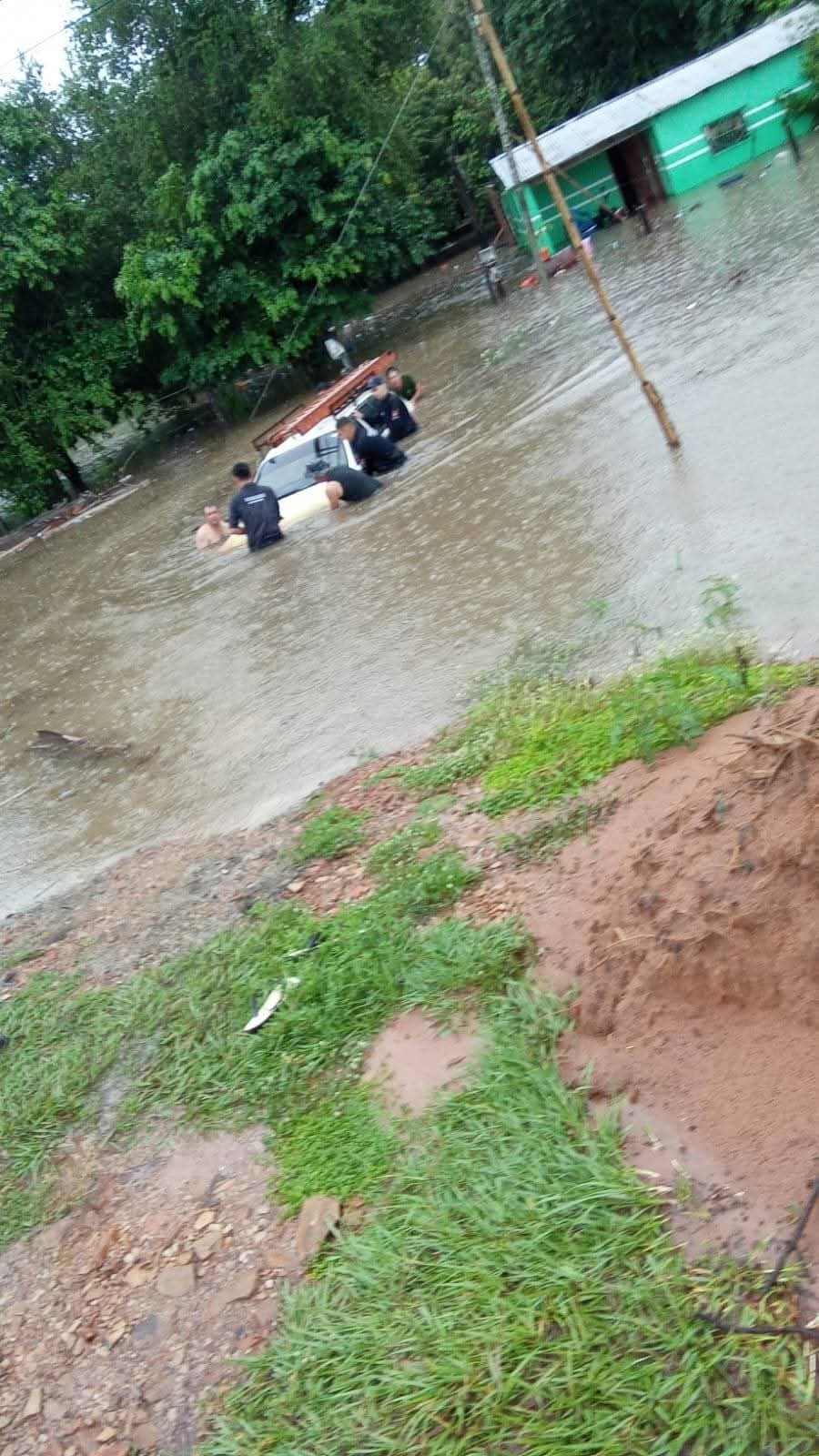 Temporal causó desborde de arroyo en Carayaó y 12 familias fueron afectadas