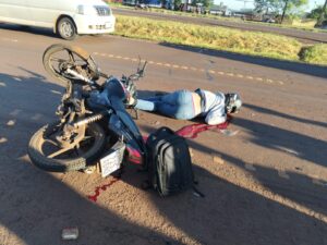 Motoca omano tras embestir camión