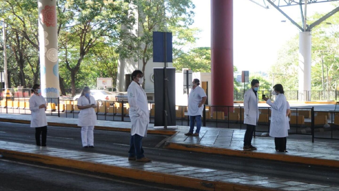 Matasanos paraguayos exigen que extranjeros hablen avei guaraní