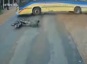 (Video) Motociclista se salva de morir bajo las ruedas de un bus