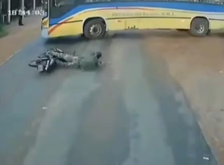 (Video) Motociclista se salva de morir bajo las ruedas de un bus