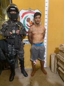 Subió al techo de una casa para huir de los volái