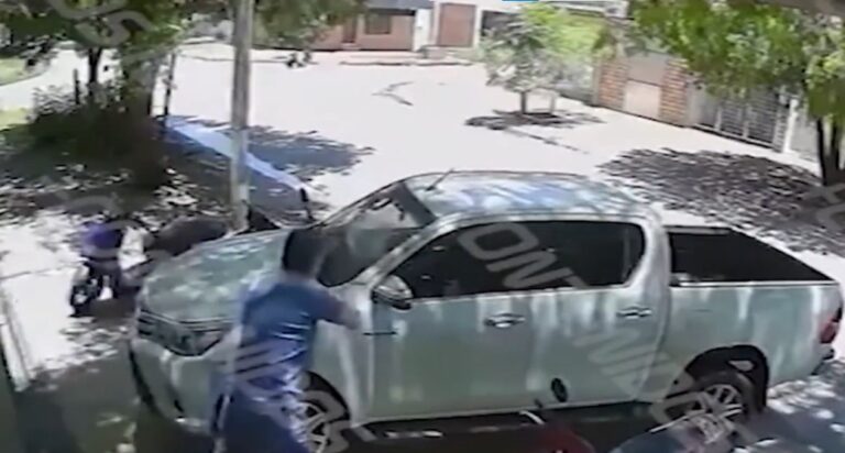 (VIDEO) ¡Le dijo que no! Furia vecinal por Arjona terminó con un parabrisas roto