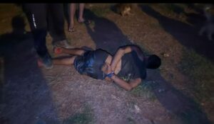 Los vecinos hartos de malevos, capturaron y entregaron a la policía