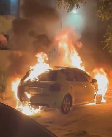 Despechado no aceptó tarjeta  roja y en venganza quemó auto de su ex