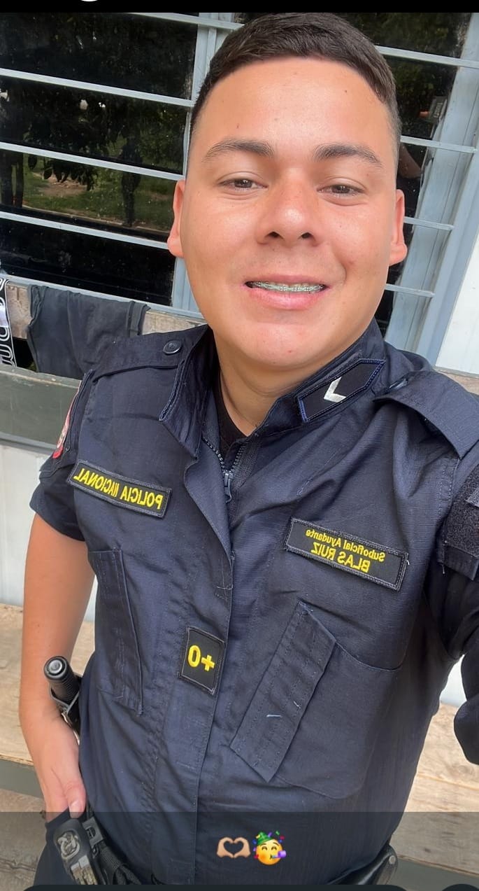 ¡Policía apareció topehýire y se echó a dormir!