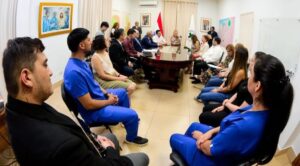 Salud entregó becas a médicos residentes para estudiar en la “madre patria”