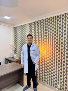 ¡Médico cantante llevó serenata en el Hospital de Ciudad del Este!