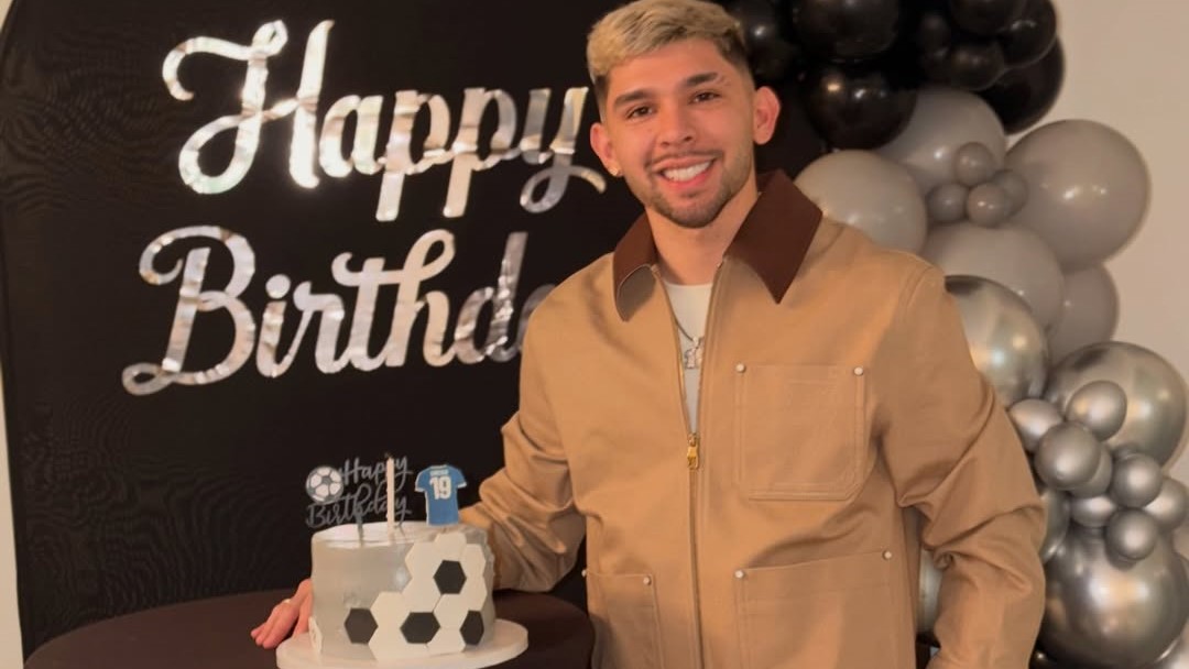 (VIDEO) Carrera baqueta y regalo de artista ligó Julio Enciso en su cumple