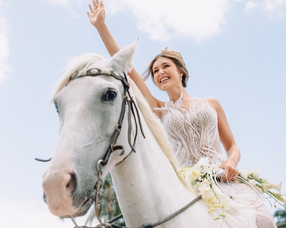 (GALERÍA) ¡Modelo contó el porqué llegó cabalgando hasta su boda!