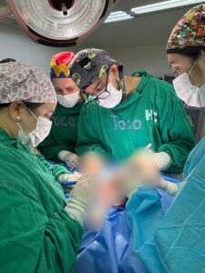 Extraen feroz tumor cervical a una recién nacida en Clínicas 