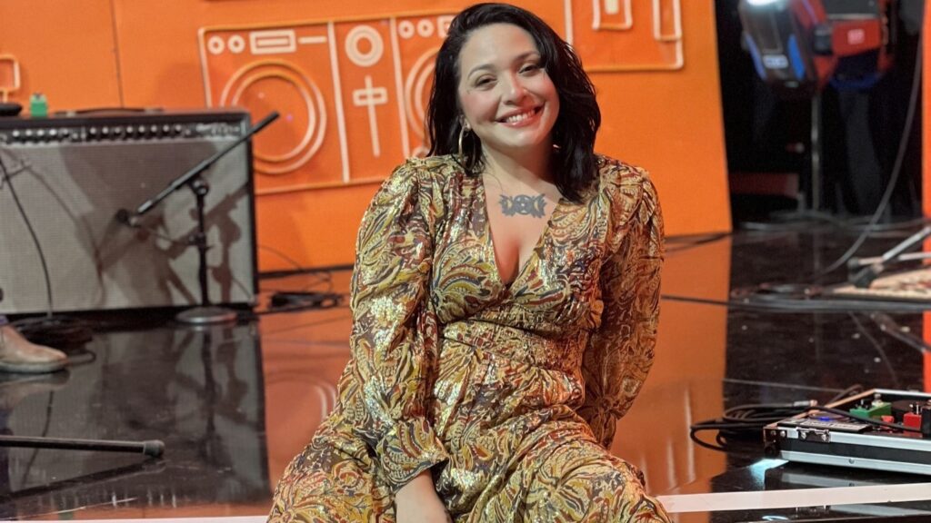 (VIDEO) ¡Atendé en qué idioma salió a cantar Andrea Valobra!