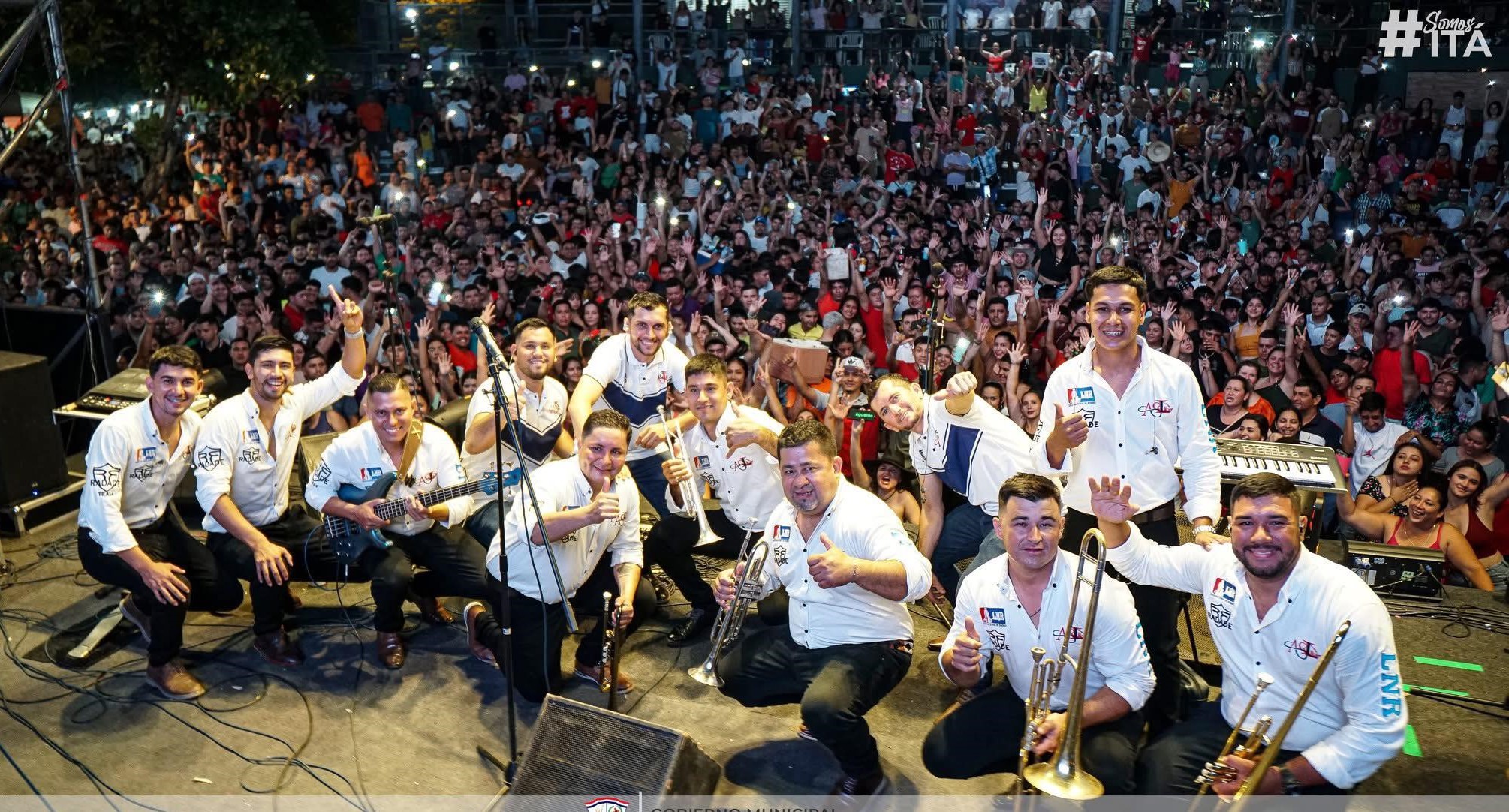 (VIDEO) Escándalo en Itá: ¡Cantante ligó latita de cerveza y suspendió su show!