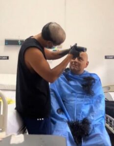 (VIDEO) Emotivo gesto: joven se rapa la cabeza para acompañar a su padre con cáncer