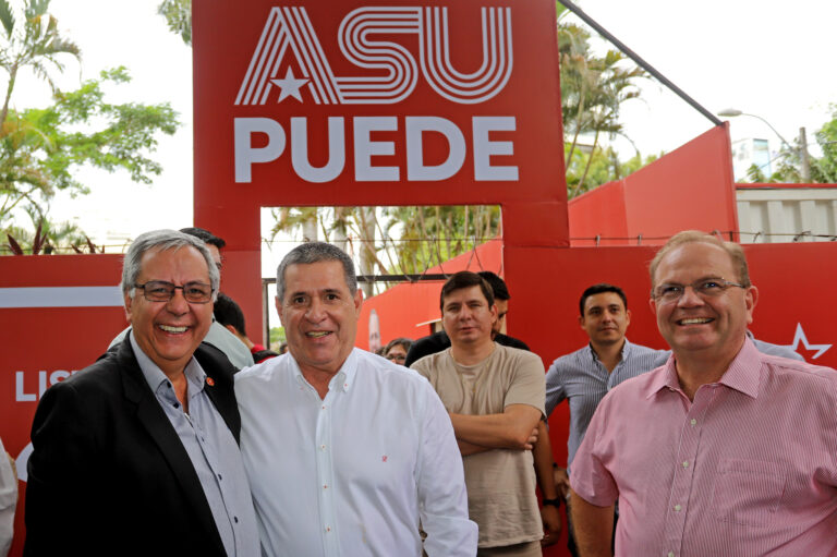 Cartes visitó el PC de Honor Colorado en Asunción