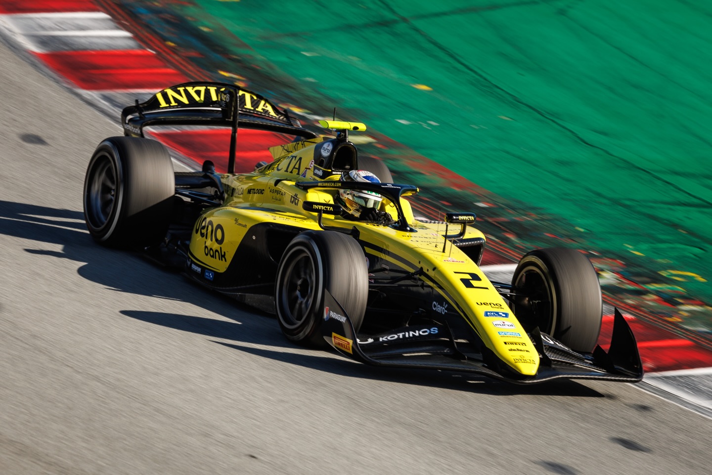 Joshua, en el top 3 en su debut con el auto de Invicta Racing