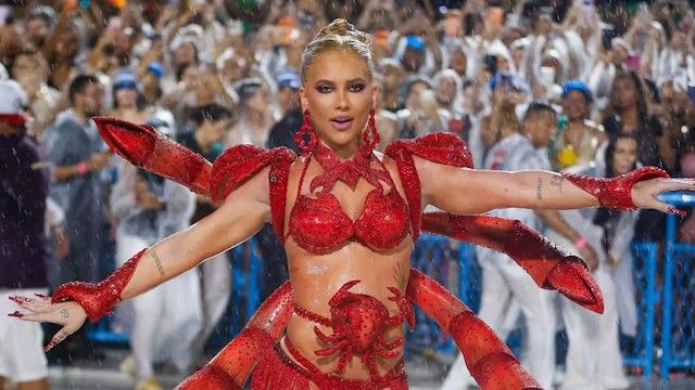 (VIDEO) ¡A la novia de Vinicius Jr. casi se le vio todito en el carnaval!