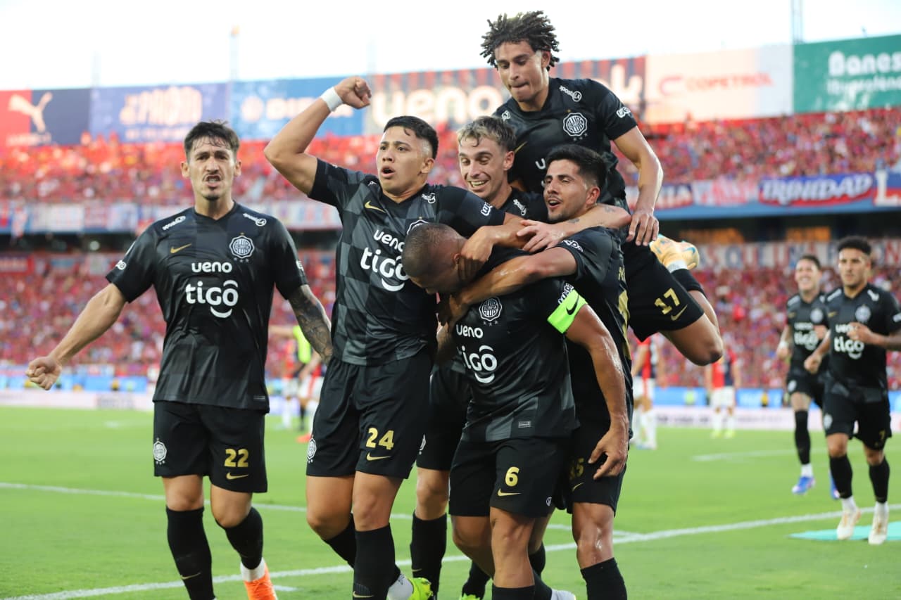 Olimpia festejó en la Olla y es el único puntero