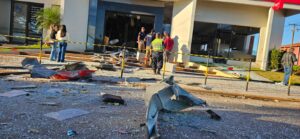 ¡De película: Dinamitan banco y desatan terror!