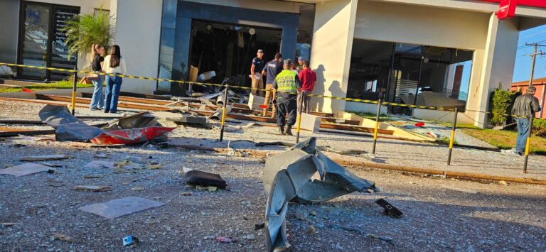 ¡De película: Dinamitan banco y desatan terror!