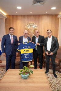 Presi de la Federación Española de fútbol visitó el Congreso en Paraguay