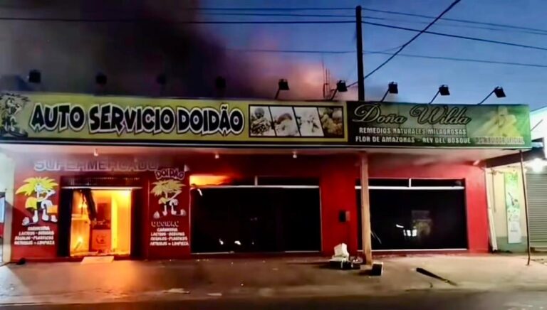 Incendio arrasó por completo dos locales comerciales