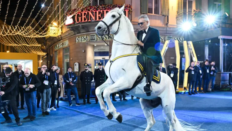 (VIDEO) ¡Ingueroviable! Andrea Bocelli llegó a una entrega de premios montado a caballo