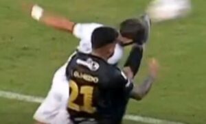 Para la Dirección de Arbitros, César Olmedo jugó gratis después de patear a la cara del rival