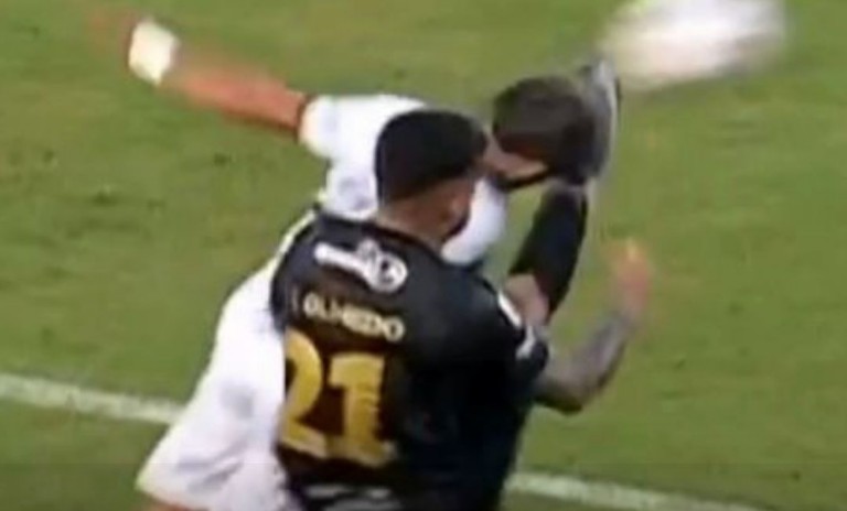 Para la Dirección de Arbitros, César Olmedo jugó gratis después de patear a la cara del rival