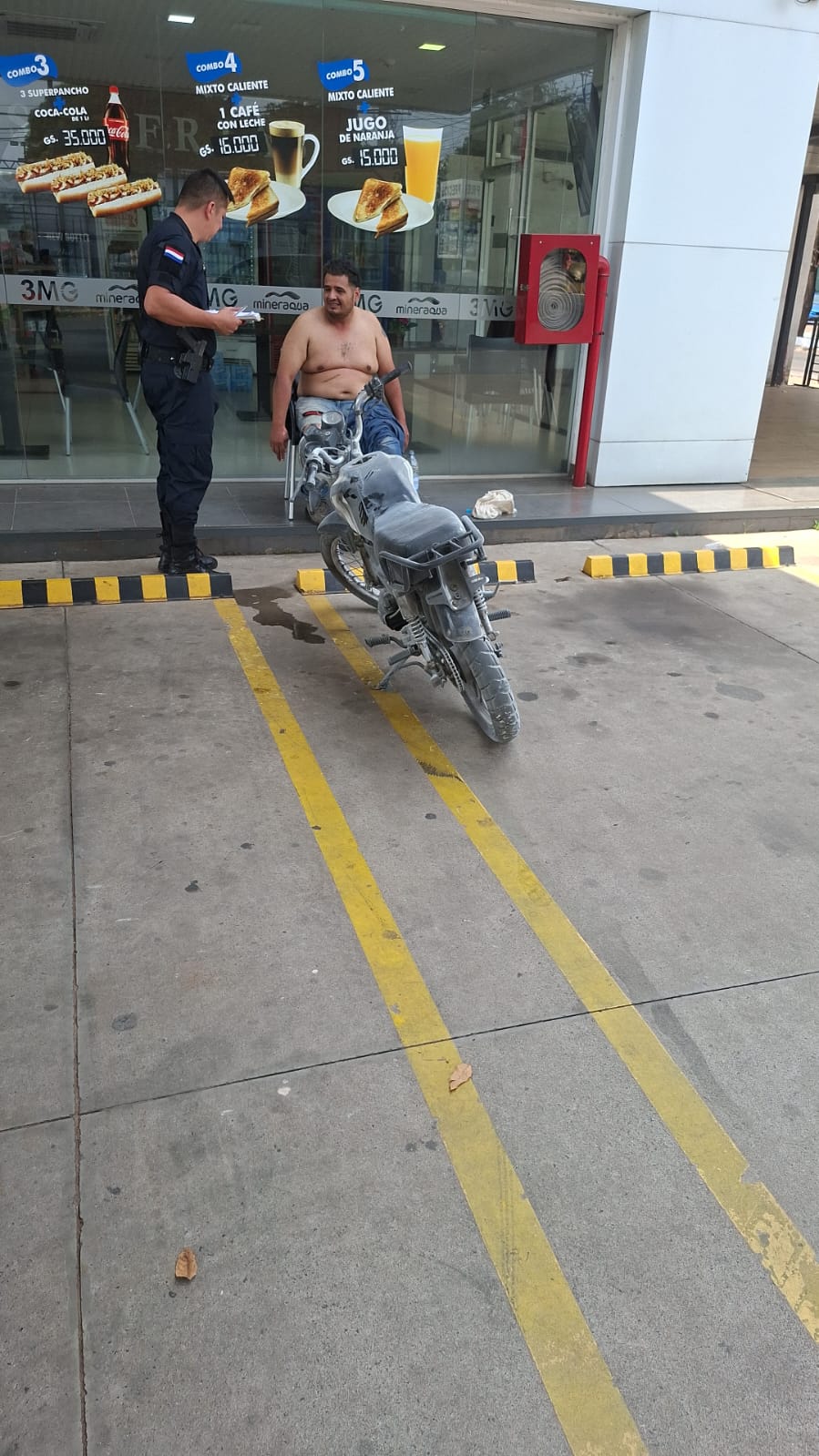    Motociclista sufrió graves quemaduras al  incendiarse su  moto al cargar combustible