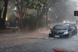 Temporal ojapo destrozos en Asunción y Central