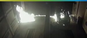 Prenden fuego a un auto estacionado en una lavandería